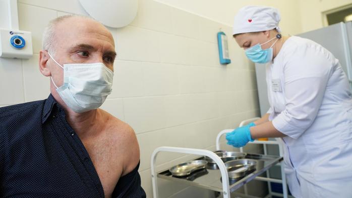 Вакцинацию от коронавируса на праздники прекратили в пяти областях Украины