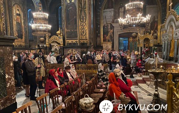 Без маски в Лавре — как проходили пасхальные богослужения в Киеве, фото — Буквы