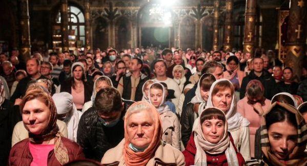 Без маски у Лаврі — як проходили Великодні богослужіння у Києві