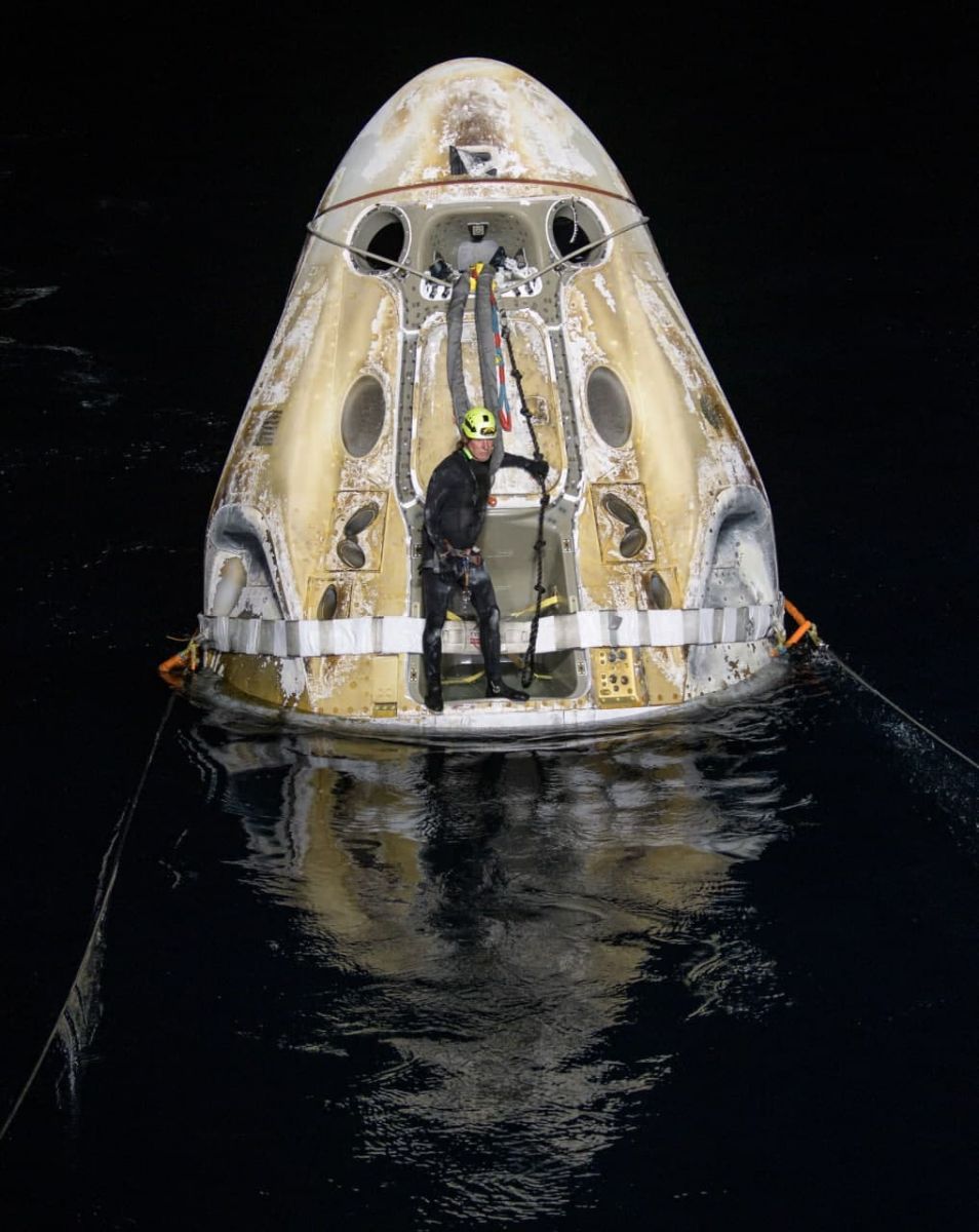 Crew Dragon з чотирма астронавтами повернувся на Землю