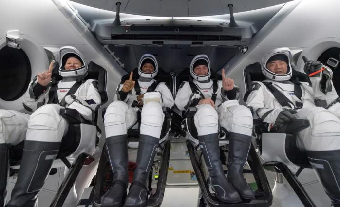 Crew Dragon з чотирма астронавтами повернувся на Землю