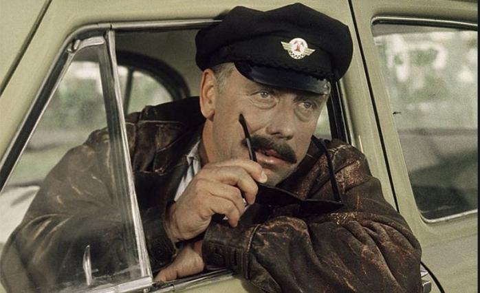 Россиянка выстрелила таксисту в голову из-за цены поездки, скриншот фильма "Бриллиантовая рука"