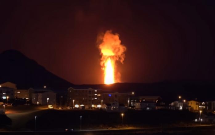 Вулкан в Ісландії вибухнув гігантським стовпом лави