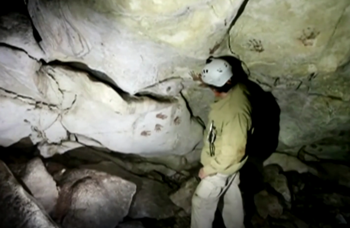 Археологи обнаружили отпечатки детских рук на стенах древней пещеры в Мексике