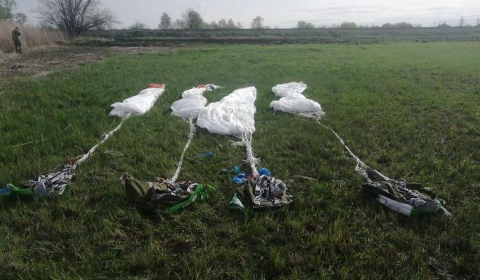 Пакунки з парашутами знайшли на кордоні з Росією, фото — МВС 