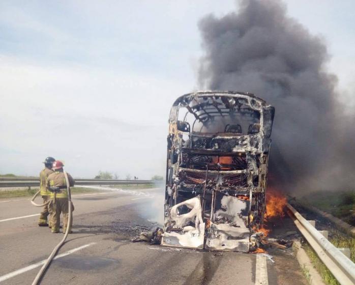 Пассажирский автобус сгорел на трассе Одесса-Киев. Фото: ГСЧС