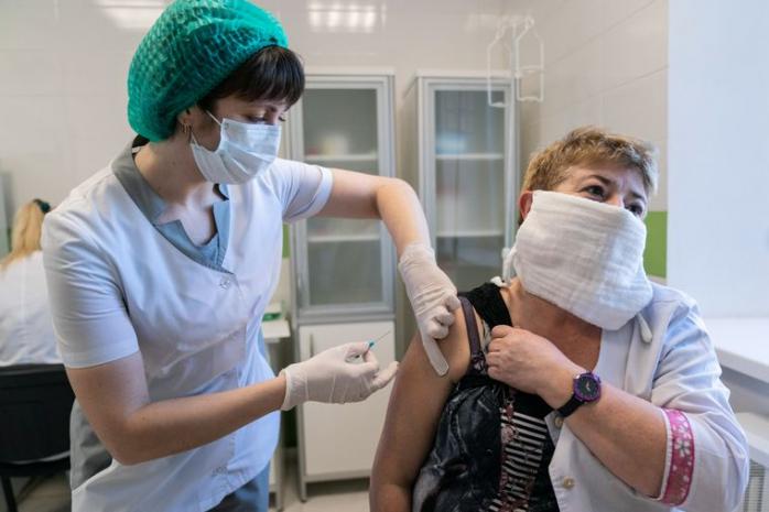 Вакцинація врятує життя людям з хронічними хворобами, фото: AP/Evgeniy Maloletka