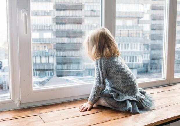 Двухлетняя девочка выпала с 8 этажа во Львове 