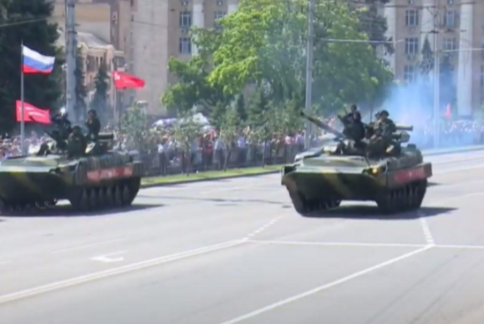 Бойовики у Донецьку хизувалися на «параді» забороненою технікою 