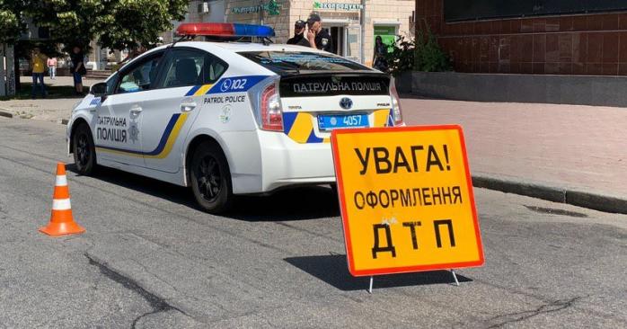 П’яний водій перевернув бетонозмішувач у Києві. Фото: 
