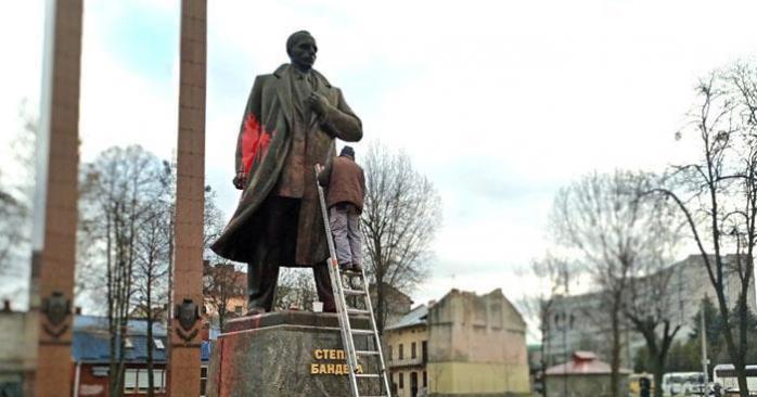 Студент из Львова получил приговор за надругательство над памятником Бандеры. Фото: espreso.tv