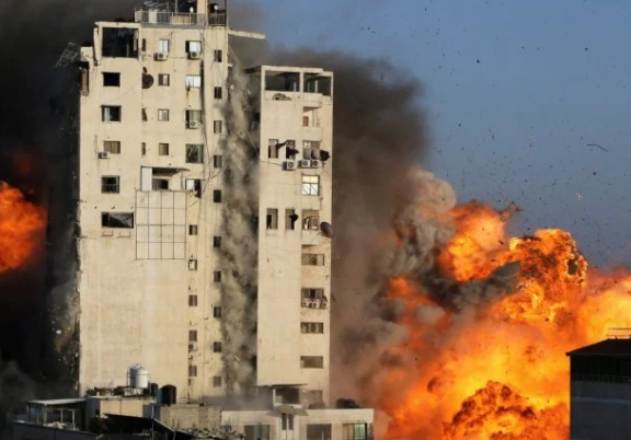 Одно из самых высоких зданий в секторе Газа разрушил Израиль – видео взрыва