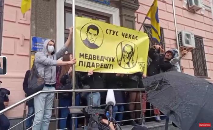 Драка на суде Медведчука - титушки Кивы вырывали баннер о Стусе