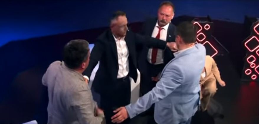 Бійка в прямому ефірі — екс-нардеп Порошенка поставив синяка «слузі», скріншот відео