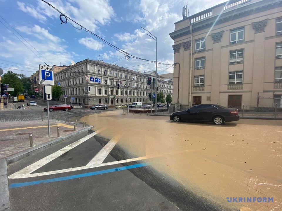 Кипяток затопил центр Киева. Фото: Укринформ