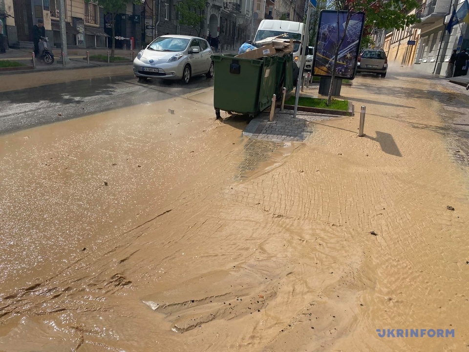 Кипяток затопил центр Киева. Фото: Укринформ