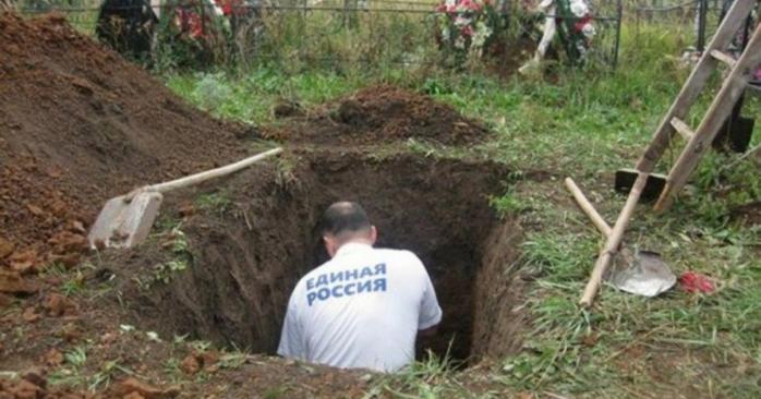 В России соревновались мастера скоростного копания могил, фото: Pikabu