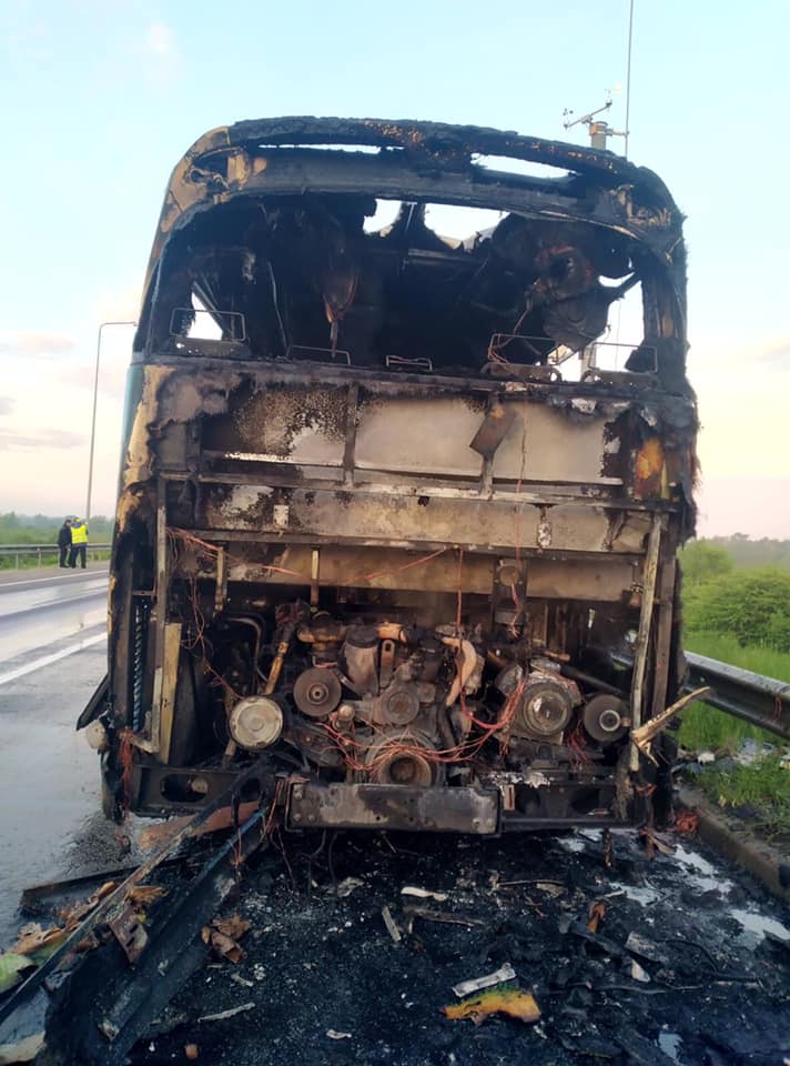 Пасажирський автобус з десятками пасажирів загорівся на Львівщині. Фото: ДСНС