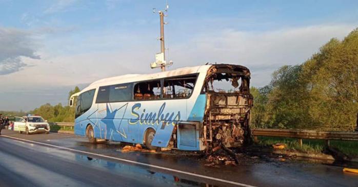 Пассажирский автобус с десятками пассажиров загорелся на Львовщине. Фото: ГСЧС