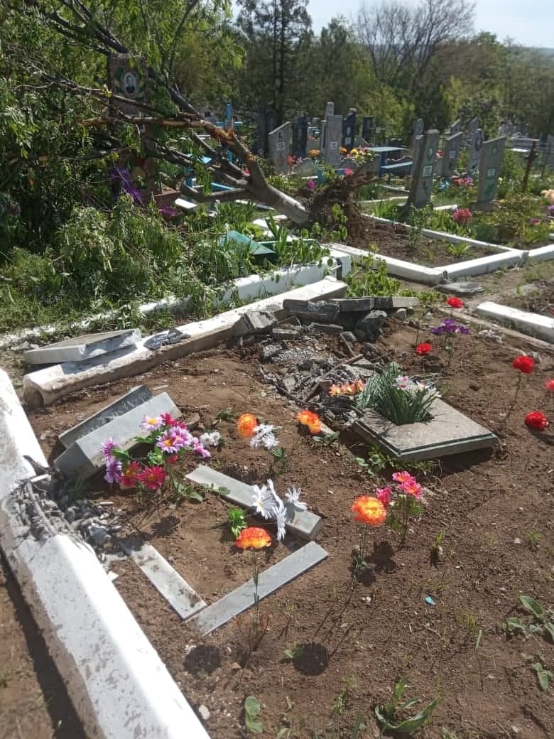 Российские танки уничтожили кладбище на оккупированной Луганщине. Фото: НД