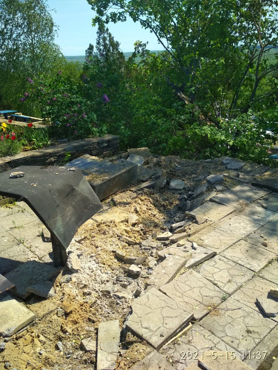Російські танки знищили кладовище на окупованій Луганщині. Фото: НД