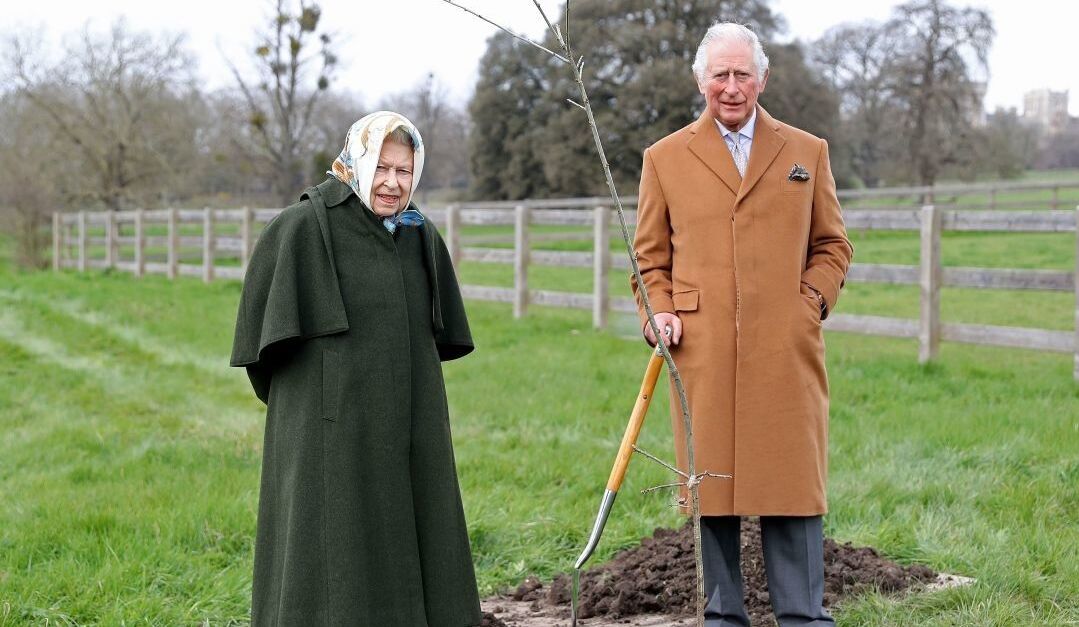Єлизавета II та принц Чарльз. Фото: Instagram