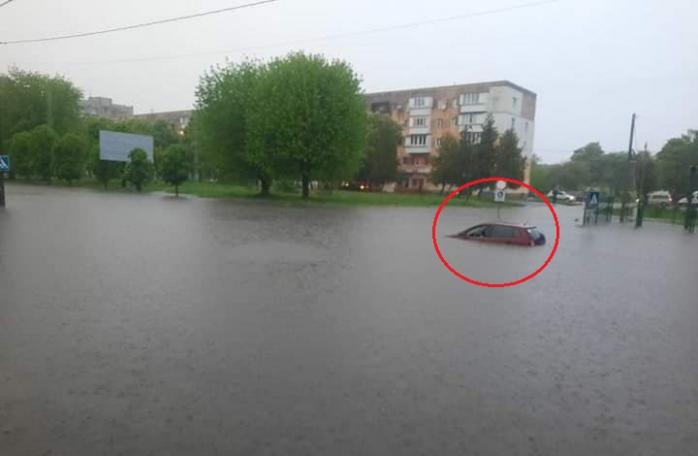 Грозы бушевали в Украине — авто плавали по затопленным улицам