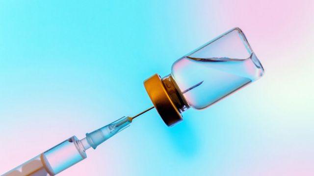 Вакцину Pfizer для другої дози після AstraZeneca рекомендують вчені. Фото: BBC