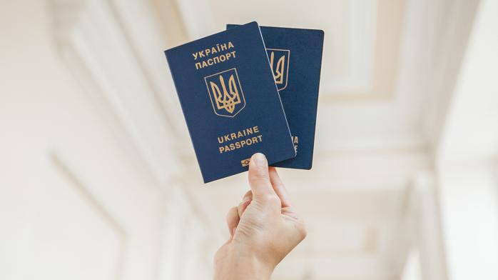 Полиция составила протоколы на харьковчанку, которая выбросила украинский паспорт. Фото: bank.gov.ua