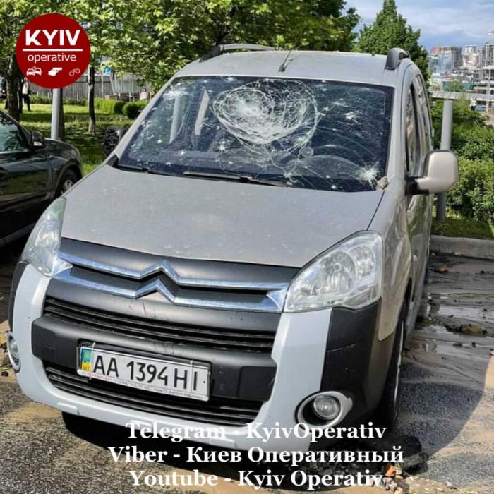 Прорыв теплосети повредил автомобили в Киеве, фото: «Киев Оперативный»