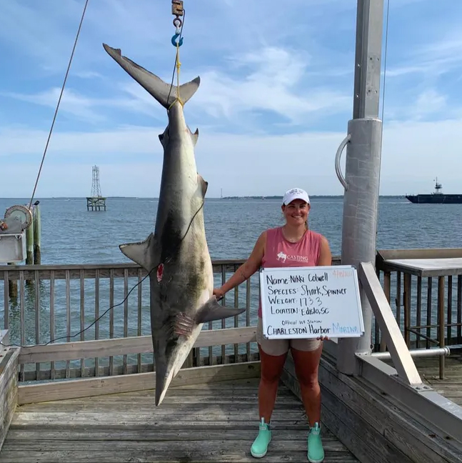 Акулу-рекордсменку упіймала під час риболовлі вчителька. Фото: Greenville News