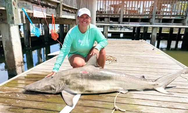 Акулу-рекордсменку упіймала під час риболовлі вчителька. Фото: Greenville News