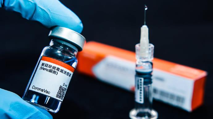 Кто получит вакцину CoronaVac из новой партии, рассказали в Минздраве. Фото: УП