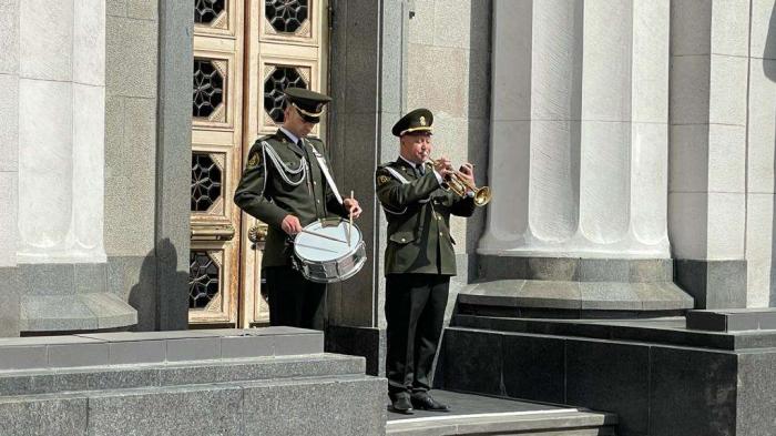 Почетный караул возле Верховной Рады, фото: пресс-служба Верховной Рады