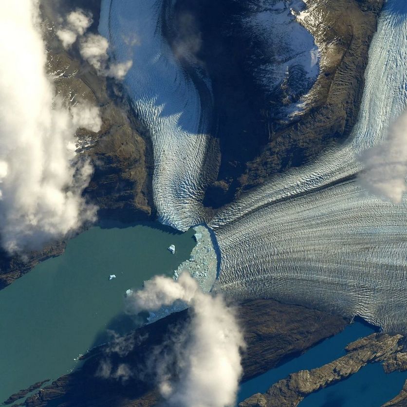 Таяние гигантского ледника сфотографировали из космоса. Фото: NASA
