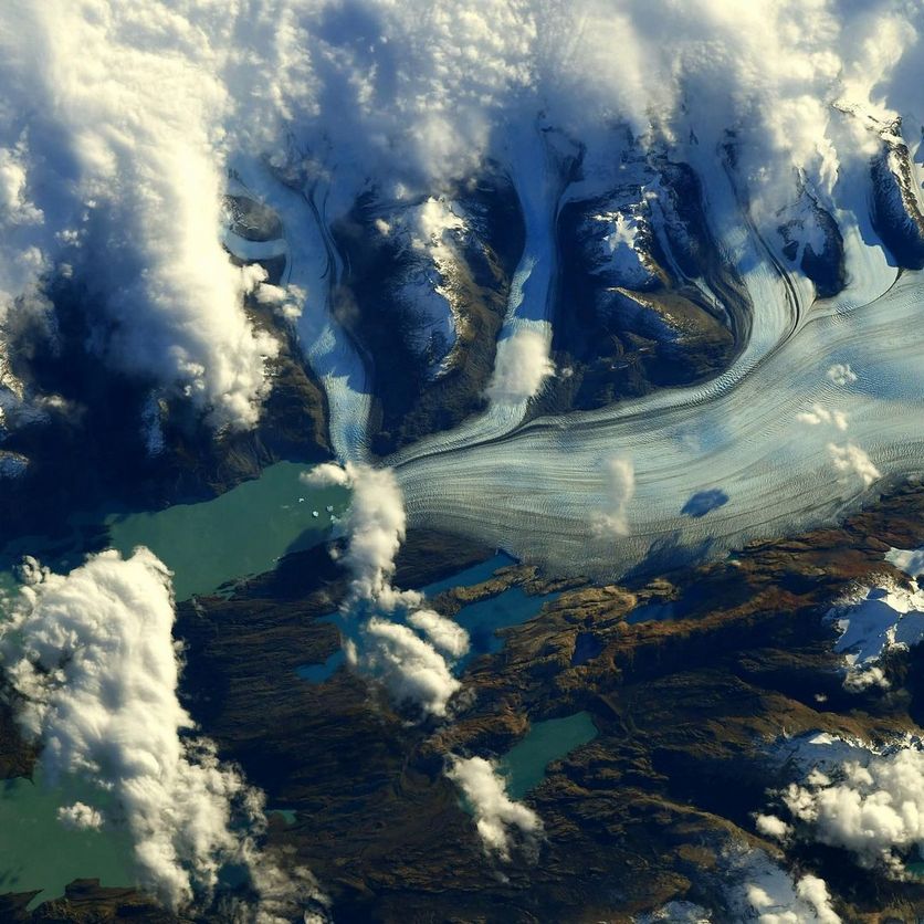 Таяние гигантского ледника сфотографировали из космоса. Фото: NASA