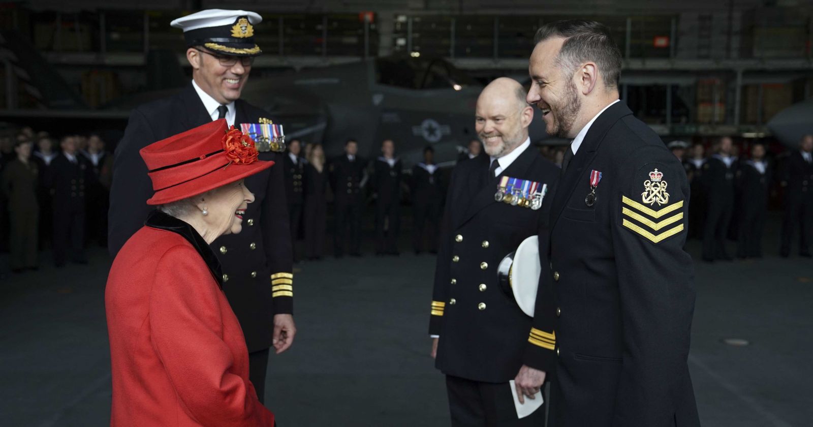 Єлизавета II на авіаносці HMS Queen Elizabeth. Фото: The Royal Family у Twitter