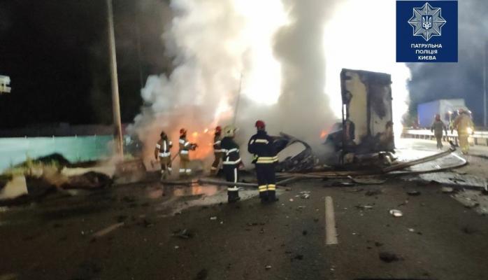 Вантажівка вилетіла на зустрічну смугу у Києві, є загиблі
