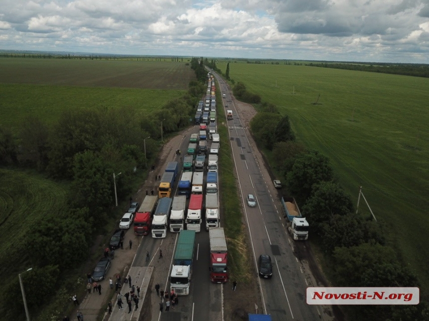 Сотні фур заблокували рух до Миколаєва. Фото: «Новини N»
