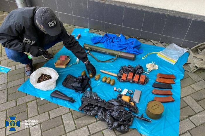 В дренажной системе в центре Киева обнаружили схрон оружия и боеприпасов, фото: СБУ