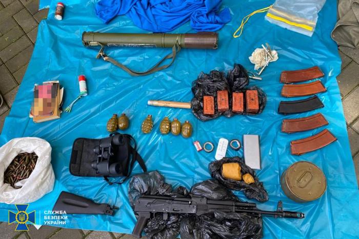 В дренажной системе в центре Киева обнаружили схрон оружия и боеприпасов, фото: СБУ