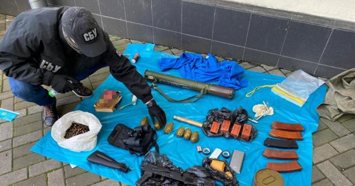 У дренажній системі в центрі Києва виявили схрон зброї та боєприпасів, фото: СБУ
