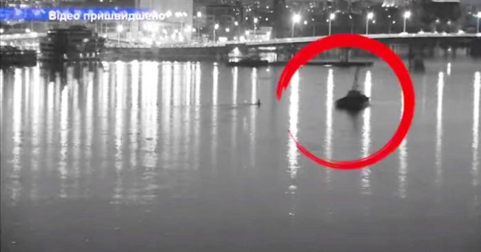 Дніпром в районі Києва рухалася некерована баржа, скріншот відео