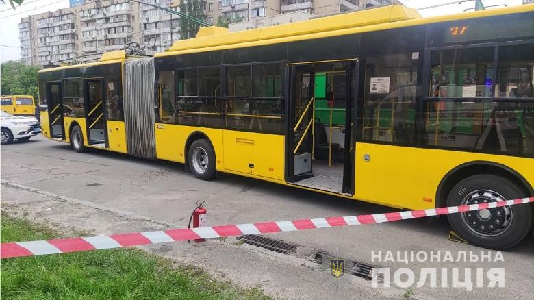 Підпал тролейбуса в Києві. Фото: прес-служба поліції