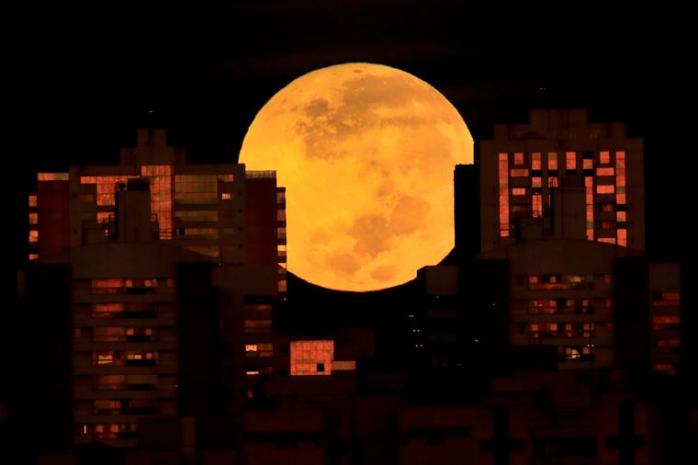 Лунное затмение наблюдали на Земле – впечатляющие фото. Фото: AP