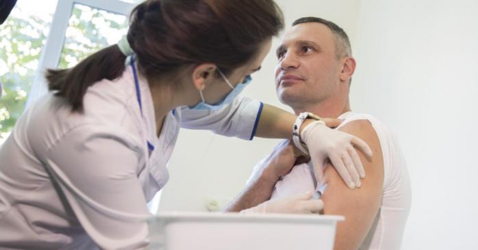 У Києві триває вакцинація від коронавірусу, фото: КМДА