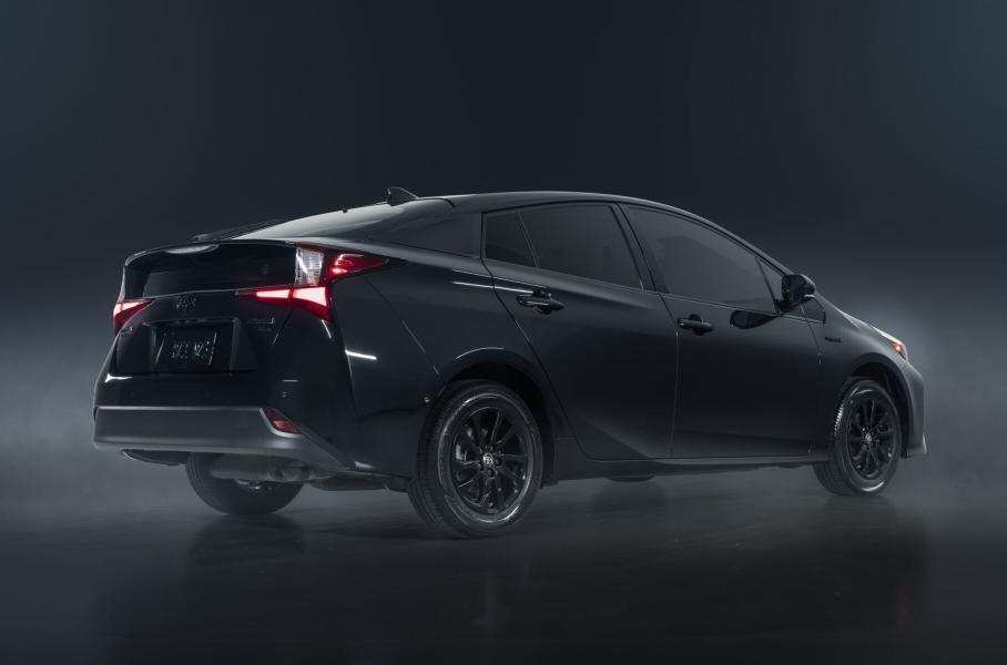 Toyota показала «нічну» версію оновленого Prius. Фото: Toyota