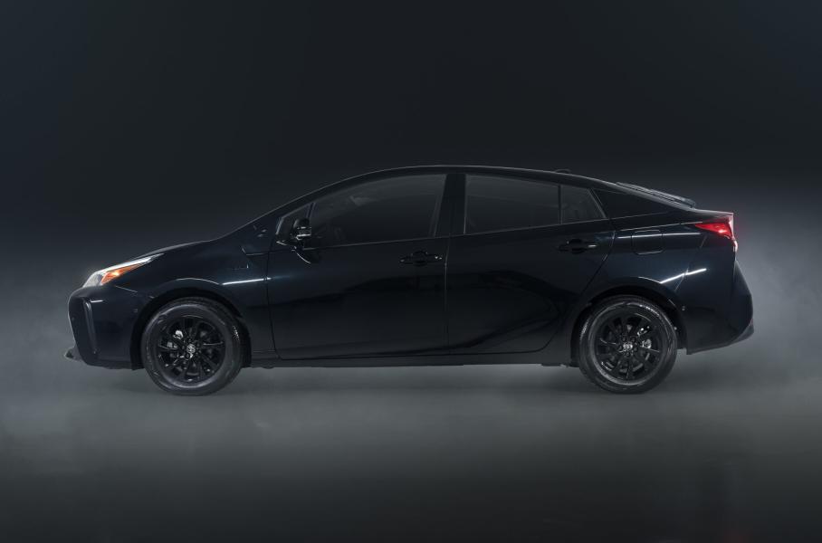 Toyota показала «ночную» версию обновленного Prius. Фото: Toyota