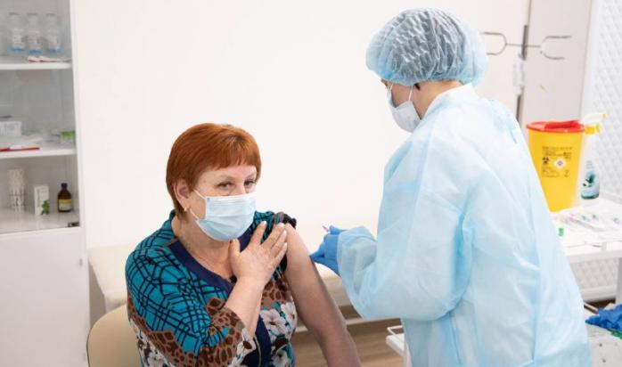 Вакцину от коронавируса получили миллион украинцев