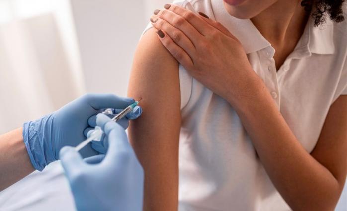 США ввели почти 300 млн доз COVID-вакцины, Польша - 20 млн